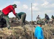 Cuaca Panas Tidak Menghalangi Satgas Pra TMMD Kodim Sleman Kerjakan Talud