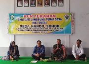 Wujud Peran Aktif, Babinsa 1015-01/Mhs Dampingi Penyaluran BLT Dana Desa