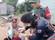 Peduli Kesehatan Warganya, Babinsa Dampingi Pemberian Vaksin PIN Polio