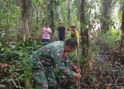 Atasi Kesulitan Warga, Babinsa Koramil 1015-04/Baamang Bantu Merintis Jalan Desa