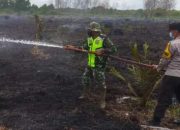 Respon Cepat Babinsa dan Bhabinkamtibmas Sei Tendang Padamkan Kebakaran Lahan