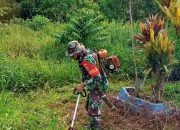 Jum’at Bersih,Babinsa Koramil 1015-04/Baamang Bersama Warga Bersihkan Pemakaman