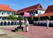 Komandan Kodim 1015/Sampit Pimpin Upacara Bendera di SMA Negeri 1 Sampit