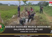 Babinsa Bersama Warga Bersihkan Saluran Irigasi Oplah