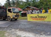 Polisi Peduli, Polsek Tewang Sangalang Garing dan Pulau Malan Bantu Pengaspalan Jalan Berlubang