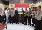 Beri Kejutan Manis di HUT TNI ke 79, Kapolres Pulang Pisau Bawa Kue Ulang Tahun dan Tumpeng ke Markas Kodim 1011/Klk