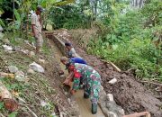 Manunggal Dengan Rakyat, Babinsa Koramil Haruyan Bantu Pembangunan Saluran Tersier/irigasi 