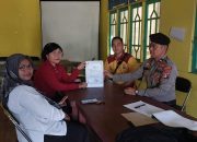 Pemasangan Maklumat Kapolda Kalteng di tempat strategis diwilayah Kecamatan Marikit 