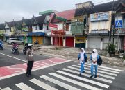 Satlantas Polresta Palangka Raya Tingkatkan Keamanan dengan Bantu Pelajar Menyeberang