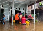 Sigap, Sat Samapta Polres Murung Raya Bantu Evakuasi Warga Yang Terdampak Banjir