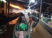 Wujud Perhatian Babinsa Kodim 1013/Muara Teweh Pantau dan Bantu Warga Yang Terkena Bencana Banjir di Wilayah Binaan