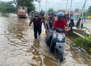 Jalan Tergenang Menyulitkan Pengguna Jalan, Polres Murung Raya Bantu Masyarakat Melintas