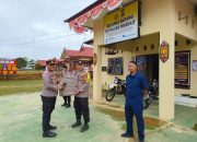 Bhabinkamtibmas Polsek Marikit Terima Rompi dan Senter Secara Simbolis sebagai Penunjang Tupoksi.