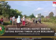 Perkuat Sinergi TNI dan Warga, Babinsa Koramil 1016/Pahandut Bersama Masyarakat Gotong Royong Perbaiki Jalan di Palangka Raya