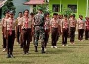 Tanamkan Kedisiplinan, Babinsa Latih PBB Siswa-Siswi SMK N 1 Permata Kecubung