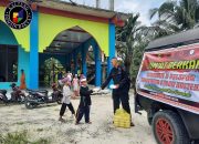 Brimob Kalteng Gelar Jumat Berkah, Bagikan Puluhan Kotak Makanan Gratis kepada Warga di Masjid Al-Amin