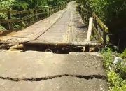Jembatan Utama Menuju Desa Olung Nango Sangat Membahayakan