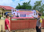 Polsek Marikit Melakukan Pemasangan Spanduk dan Pembagian Brosur Penerimaan Bakomsus Pertanian, perikanan, Gizi dan Kesehatan masyarakat.