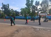 Maksimalkan Pelayanan Masyarakat, Personel Batalyon B Pelopor Satbrimob Polda Kalteng Bantu Siswa SMPN 7 Pasir Panjang Seberangi Jalan