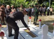 Kenang Jasa Pahlawan, Kapolres Pulang Pisau Bersama Forkopimda Ziarah dan Tabur Bunga di TMP HM. Sanusi