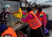 Jum’at Berkah, Pengurus Cabang Bhayangkari Pulang Pisau Bagikan Paket Bansos ke Warga di Pesisir DAS Kahayan