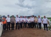 Kapolsek Sabangau Dampingi Pj Wali Kota Palangka Raya Tinjau Banjir di Bereng Bengkel  