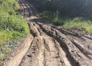 Jalan Poros Beras Belange Rusak Parah