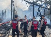 Aksi Tanggap Personel Satsamapta Polres Mura Bantu Padamkan Kebakaran Rumah Warga
