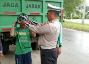 Polresta Palangka Raya Bagikan Helm SNI Gratis untuk Penyapu Jalan, Wujud Kepedulian Keselamatan Berlalu Lintas