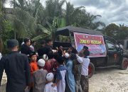 Maknai Jumat Berkah, Personel Kompi 3 Batalyon B Pelopor Brimob Kalteng Bagikan Ratusan Paket Makanan di Kobar
