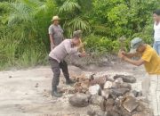 Polsek Rakumpit Hadir dalam Kerja Bakti Timbun Jalan di Petuk Barunai