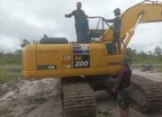 Saling Menolong, Satgas TMMD Reg Ke-123 Kodim 1019/Katingan Bantu isi BBM Ke Excavator