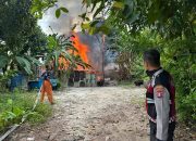 Personel Satsamapta Polresta Palangka Raya Hadir Saat Tangani Kebakaran di Area Taman Tugu Ir. Soekarno 
