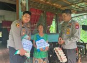 Ringankan Beban Warga, Kapolsek Banama Tingang Berikan Bantuan Sosial Kepada Warga Kurang Mampu