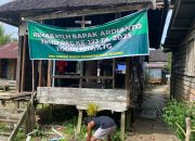 Personel Satgas TMMD Reguler Ke-123 Kodim 1019/Katingan, Bongkar Dinding Sasaran Ke-2 Rumah Milik Bapak Ardianto 