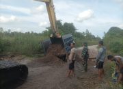 Pagi Buta, Satgas TMMD Reg ke-123 Kerahkan Alat Berat Untuk Penimbunan Badan Jalan