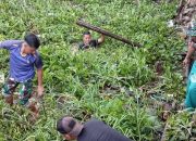 Satgas TMMD123 Kodim 1015/Sampit Bersama Warga Bersihkan Sungai.