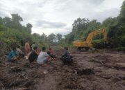 Keseruan Anak-anak di Lokasi TMMD, Rebutan Cari Ikan Dari Kerukan Exsa