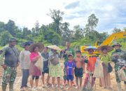 Nimbrung Dengan Warga Desa, Satgas TMMD Reg ke-123 dan Warga Menunjukan Kedekatannya
