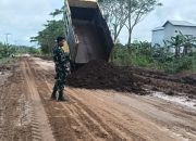 Material Tanah Urug Terus Didatangkan Guna Pengerasan Jalan Sasaran Utama TMMD Nibung