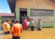 Personel Polres Katingan Monitoring Debit Air dan Penyaluran Bantuan untuk Masyarakat Terdampak Banjir di Kecamatan Katingan Tengah
