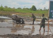 Tentara Itu Hebat, Satgas TMMD Kodim 1014/Pbn Dapat Pujian Masyarakat Saat Gunakan Alat Pertanian