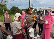 Momen Kapolres Katingan Bagikan Ratusan Takjil Gratis Ke Pengguna Jalan