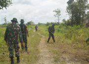 Satgas TMMD Ke-123 Kodim 1014/Pbn dan Warga Gotong Royong Bersihkan Jalan Menuju Persawahan