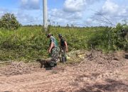 Abaikan Panas, Personil Satgas TMMD Kodim 1014/Pbn Rapikan Sisi Badan Jalan Secara Manual