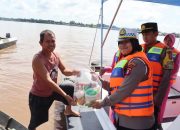 Naik Kapal Satpolairud, Ny Yessy Mada dan Polwan Polres Pulpis Susuri Sungai Kahayan Berbagi Paket Sembako Ramadhan ke Nelayan dan Masyarakat