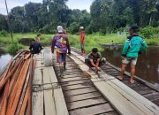 Sinergi Antara Masyarakat Desa Dengan TNI Terbukti, Satgas TMMD Reg Ke-123 Bersama Warga Gotong Royong Membenahi Jembatan