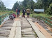 Satgas TMMD Reg ke-123 Bantu Warga cat Pagar Jembatan Di Desa Tumbang Panggo