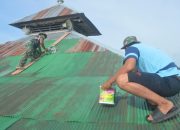 Hampir Tuntas, Warga dan Satgas TMMD Kebut Pengecatan Musholla