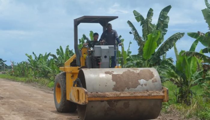 Hampir Tuntas, Warga dan Satgas TMMD Kebut Pengecatan Musholla